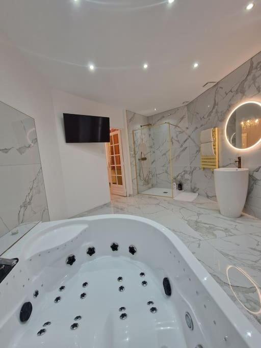 Maison Chic Avec Jacuzzi Nogent Sur Oise Yaospa60 Exterior photo